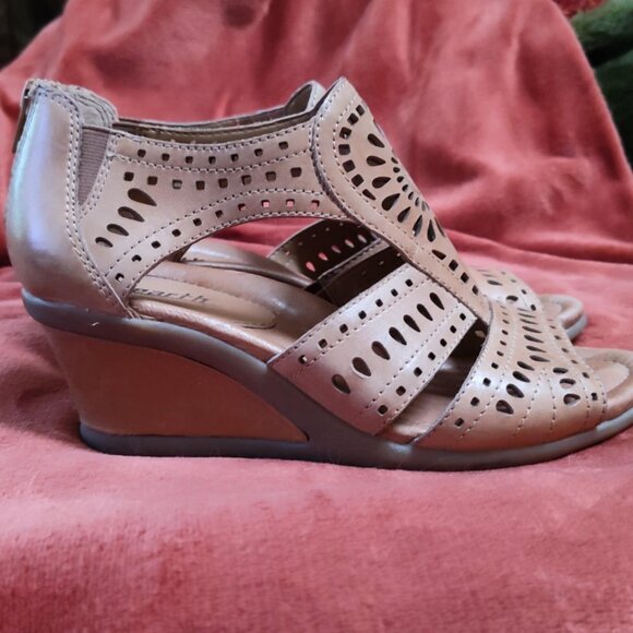Earth 'Attalea Barbuda' tan cut-out leather wedge sandals w/back zippers, size 8 - Picture 2 of 6